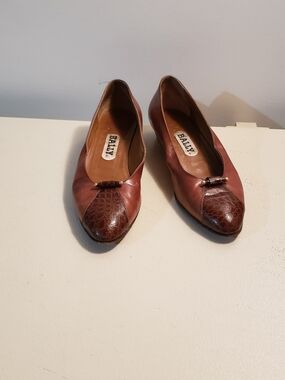 Vero Cuoio Brown Leather Pointed-Toe Flats with Croc-Textured Cap